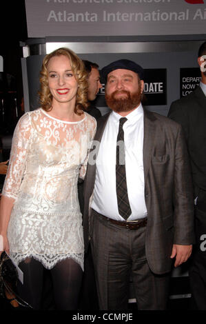 Ottobre 29, 2010 - Hollywood, California, Stati Uniti - Quinn Lundberg e Zach Galifianakis durante la premiere del nuovo film della Warner Bros Foto DATA DI SCADENZA, tenutasi al Grauman's Chinese Theater, il 28 ottobre 2010 a Los Angeles. 2010.K66654mge(Immagine di credito: Â© Michael Germana Globo/foto/ZUMApress Foto Stock