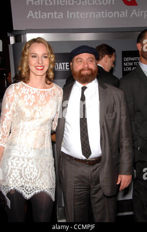 Ottobre 29, 2010 - Hollywood, California, Stati Uniti - Quinn Lundberg e Zach Galifianakis durante la premiere del nuovo film della Warner Bros Foto DATA DI SCADENZA, tenutasi al Grauman's Chinese Theater, il 28 ottobre 2010 a Los Angeles. 2010.K66654mge(Immagine di credito: Â© Michael Germana Globo/foto/ZUMApress Foto Stock