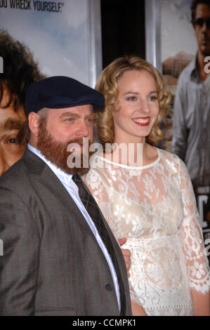 Ottobre 29, 2010 - Hollywood, California, Stati Uniti - Zach Galifianakis e Quinn Lundberg durante la premiere del nuovo film della Warner Bros Foto DATA DI SCADENZA, tenutasi al Grauman's Chinese Theater, il 28 ottobre 2010 a Los Angeles. 2010.K66654mge(Immagine di credito: Â© Michael Germana Globo/foto/ZUMApress Foto Stock