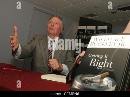 Jun 24, 2003 - New York New York, Stati Uniti - Autore William F. Buckley promuove il suo nuovo libro "Getting It Right" alle frontiere libri Wall Street. (Credito Immagine: © Nancy Kaszerman/ZUMApress.com) Foto Stock