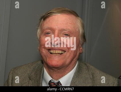 Jun 24, 2003 - New York New York, Stati Uniti - Autore William F. Buckley promuove il suo nuovo libro "Getting It Right" alle frontiere libri Wall Street. (Credito Immagine: © Nancy Kaszerman/ZUMApress.com) Foto Stock