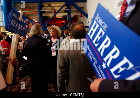 Jun 19, 2004; Houston, TX, Stati Uniti d'America; MADGE BLURTON di San Antonio, un delegato dal ventunesimo distretto, socializes nell'area di registrazione mentre gli amici e la famiglia campagna per San Antonio residente Jorge Herrera, un candidato per il partito Democratic del delegato nazionale, XXV Distretto senatoriale, al Texas Democrat Foto Stock