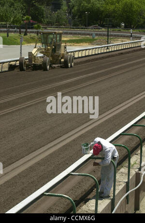 Verde foresta 'lo stesso colore come denaro" afferma il pittore Noel Rodriguez di Modesto che tocca la ringhiera a cavallo di razza in pista a Alameda County Fair, Martedì, 29 giugno 2004, a Pleasanton, California dove la traccia viene curato in preparazione delle corse di cavalli mercoledì. (Contra Costa Times/SUS Foto Stock