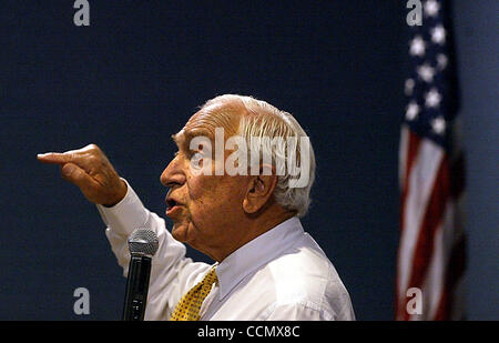 070104 sc ha incontrato Frank2/2 - DELRAY BEACH - USA Il senatore Frank Lautenberg (CQ) (D-NJ) aspramente parla per la raccolta dell'elettore della coalizione di Palm Beach County (CQ) durante il loro incontro presso il South County Civic Center (CQ) in Delray Beach Giovedì, 1 luglio 2004. Lautenberg ha sollevato le ire di alcuni in Foto Stock