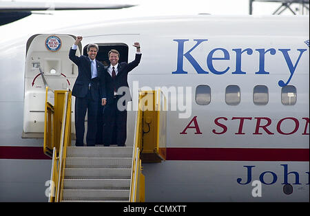 070804 sc incontrato edwardsa03 - FT. LAUDERDALE - candidato presidenziale democratico John Kerry (CQ), a sinistra e il suo nuovo Vice-Presidential compagno di corsa Sen. John Edwards (D-NC) (CQ) Onda a tifosi come hanno un passo fuori del loro piano di campagna al centro di Jet (CQ) al Ft. Aeroporto Lauderdale-Hollywood (CQ) ho Foto Stock