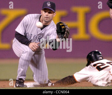 Aaron miglia delle Rockies non riesco a Michael Tucker dei giganti per la come Tucker ruba la seconda base di mercoledì 7 luglio, 2004 a San Francisco, California. (Contra Costa Times/ Gregorio Urquiaga) Foto Stock