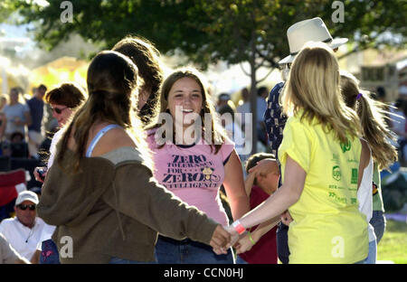 (Centro) Jennifer Haffen (CQ), 16 di Brentwood danze con amici come Peter Tork - Shoe Suede Blues eseguire sul Park Stage presso il dodicesimo anniversario CornFest in Brentwood, California, Sabato, 10 luglio 2004. In aggiunta alla musica dal vivo 3 giorni di evento carnevale funzioni giostre e giochi, e un sacco di Foto Stock