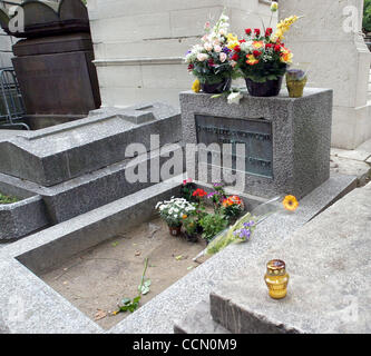 Jul 17, 2004; Paris, Francia; la tomba di porte frontman Jim Morrison (1943-1971) @ Pere Lachaise cimitero. Morrison è morto di un attacco di cuore nel 1971 @ l'età di 27. La sua tomba è monitorata dalla polizia 24 ore al giorno ed è spesso barricate per mantenere i fan out. Pere Lachaise è il più grande cimitero a pari Foto Stock