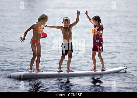 072304 incontrato equilibrio 1-2 -- Il personale foto di Taylor Jones/07-23-04. SINGER ISLAND. Tabatha Thomas(CQ), 10, sinistra, Triston Crawford(CQ), 8, centro e Tabatha sorella di Jackie Thomas(CQ), 8, tutti di Singer Island, equilibrio su un bordo in acqua a Phil Foster Park in Singer Island prima di cadere in. La t Foto Stock