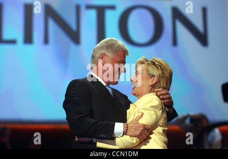 METRO-ex Presidente Bill Clinton abbraccia la moglie, il senatore Hillary Clinton dopo Hillary lo introduce alla National Convention democratica al Fleet Center di Boston, MA il lunedì, 26 luglio 2004. Lisa Krantz/personale Foto Stock