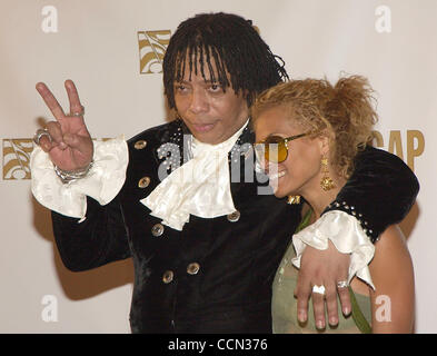 Giugno 28, 2004; Beverly Hills, CA, Stati Uniti d'America; RICK JAMES (L) e sua figlia TY JAMES a xvii annuale di ASCAP Rhythm e Soul Music Awards di credito obbligatorio: Foto da Vaughn Youtz/ZUMA premere. (©) Copyright 2004 da Vaughn Youtz. Foto Stock