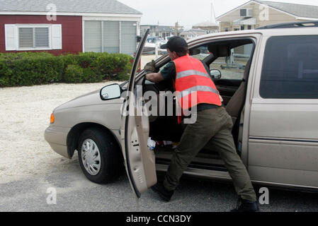 Agosto 5, 2004; Dover Township, NJ, Stati Uniti d'America; carroattrezzi operatore spinge un minivan appartenenti al Dr. Kenneth M. Berry, nel cortile di una casa appartenente a Berry genitori a Dover Township, N.J., giovedì 5 agosto 2004. Gli agenti federali, esaminando il mortale 2001 attacchi all'antrace, cercato il bungalow, Foto Stock