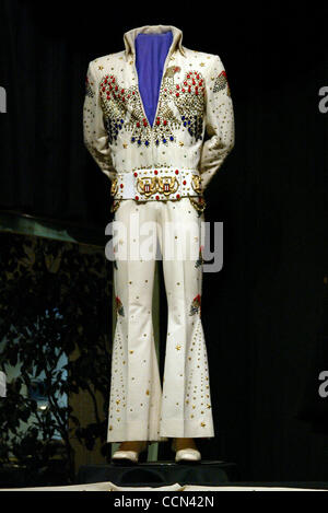 Aug 15, 2004; Memphis, Tennessee, Stati Uniti d'America; alcuni di Elvis' costumi che sono sul display qui a Graceland. Foto Stock