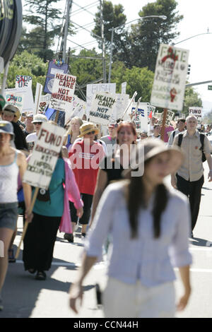 Allo stesso tempo come gli altri anti-armi nucleari si verificano proteste in tutto il paese, alcune centinaia di manifestanti radunati in Livermore per un rally e da marzo a Lawrence Livermore armi nucleari Labs (LLNL) dove il dipartimento dell'energia progetta e costruisce le armi nucleari. Sotto lo slogan "Libri n. Foto Stock