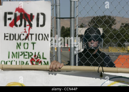 Allo stesso tempo come gli altri anti-armi nucleari si verificano proteste in tutto il paese, alcune centinaia di manifestanti radunati in Livermore per un rally e da marzo a Lawrence Livermore armi nucleari Labs (LLNL) dove il dipartimento dell'energia progetta e costruisce le armi nucleari. Sotto lo slogan "Libri n. Foto Stock