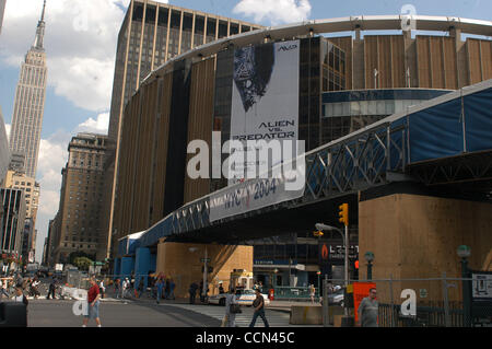 Aug 09, 2004; New York City, NY, STATI UNITI D'AMERICA; una coperta passerella temporanea attraverso l'Ottava Avenue a New York è stato costruito per consentire ai politici e vip a camminare attraverso la Eighth Avenue dall'area di atterraggio elicotteri in cima alla US Post Office a 33 e l'Ottava Avenue direttamente nel Madison Square Garden assortiti Foto Stock