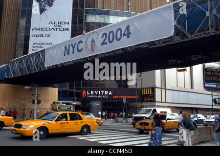 Aug 09, 2004; New York City, NY, STATI UNITI D'AMERICA; una coperta passerella temporanea attraverso l'Ottava Avenue a New York è stato costruito per consentire ai politici e vip a camminare attraverso la Eighth Avenue dall'area di atterraggio elicotteri in cima alla US Post Office a 33 e l'Ottava Avenue direttamente nel Madison Square Garden assortiti Foto Stock