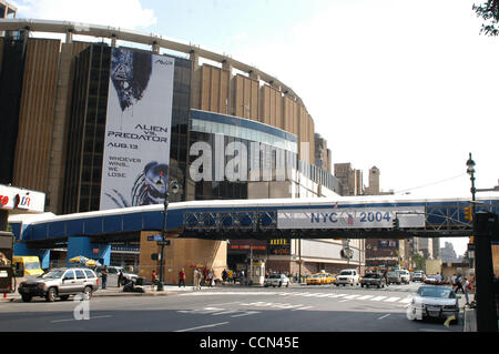 Aug 09, 2004; New York City, NY, STATI UNITI D'AMERICA; una coperta passerella temporanea attraverso l'Ottava Avenue a New York è stato costruito per consentire ai politici e vip a camminare attraverso la Eighth Avenue dall'area di atterraggio elicotteri in cima alla US Post Office a 33 e l'Ottava Avenue direttamente nel Madison Square Garden assortiti Foto Stock