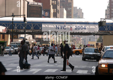 Aug 09, 2004; New York City, NY, STATI UNITI D'AMERICA; una coperta passerella temporanea attraverso l'Ottava Avenue a New York è stato costruito per consentire ai politici e vip a camminare attraverso la Eighth Avenue dall'area di atterraggio elicotteri in cima alla US Post Office a 33 e l'Ottava Avenue direttamente nel Madison Square Garden assortiti Foto Stock