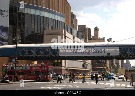 Aug 09, 2004; New York City, NY, STATI UNITI D'AMERICA; una coperta passerella temporanea attraverso l'Ottava Avenue a New York è stato costruito per consentire ai politici e vip a camminare attraverso la Eighth Avenue dall'area di atterraggio elicotteri in cima alla US Post Office a 33 e l'Ottava Avenue direttamente nel Madison Square Garden assortiti Foto Stock