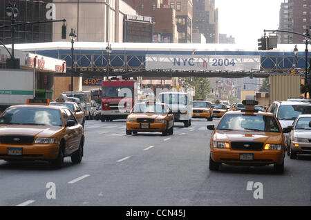 Aug 09, 2004; New York City, NY, STATI UNITI D'AMERICA; una coperta passerella temporanea attraverso l'Ottava Avenue a New York è stato costruito per consentire ai politici e vip a camminare attraverso la Eighth Avenue dall'area di atterraggio elicotteri in cima alla US Post Office a 33 e l'Ottava Avenue direttamente nel Madison Square Garden assortiti Foto Stock