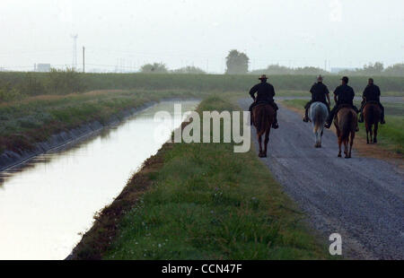 Stato/daily/ documentate incidente:frontiera usa agenti Patrol ride l'area lungo un argine allo spuntar del giorno Martedì Agosto10, 2004 dove 9 clandestini che hanno perso la vita quando il loro veicolo immerso nel canale di irrigazione in Hidalgo, Texas. DELCIA LOPEZ/personale Foto Stock