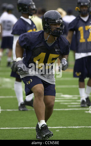 Cal football difensivo fine Justin Johnson #45 durante la pratica presso il Memorial Stadium su UC Berkeley campus di Berkeley, in California, giovedì 12 agosto, 2004. (CONTRA COSTA TIMES/EDDIE LEDESMA) Foto Stock