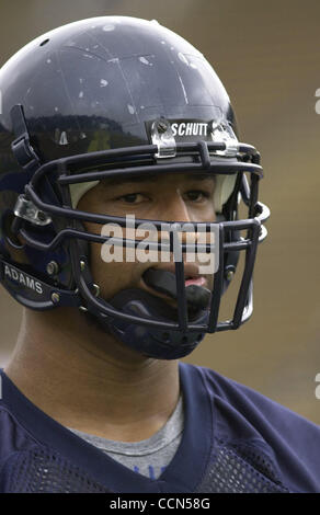 Cal football difensivo fine Justin Johnson durante la pratica presso il Memorial Stadium su UC Berkeley campus di Berkeley, in California, giovedì 12 agosto, 2004. (CONTRA COSTA TIMES/EDDIE LEDESMA) Foto Stock