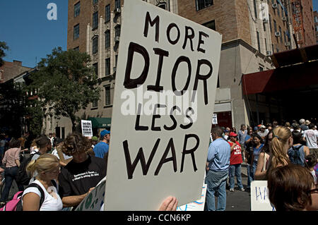 Aug 28, 2004; New York, NY, STATI UNITI D'AMERICA; più Dior meno guerra segno di protesta al UPFJ marzo al RNC in NYC. Foto Stock