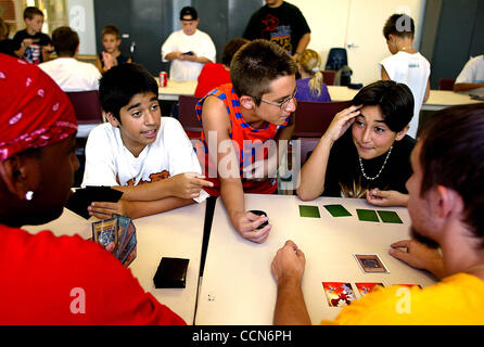 082904-Port St. Lucie-Juan Pablo Lucero, 12, sinistra, Giovanni Mascitelli, 14, centro e Juan Jose Lucero, 11, destra(l'Juans sono fratelli) sono clienti abituali a Yu-Gi-Oh Trading Card Game raduni che si tiene ogni domenica al porto di St. Lucie Centro Comunitario. Oltre 50 bambini e pochi genitori speso domenica Foto Stock