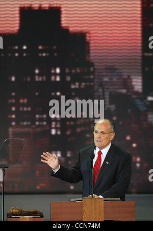 Foto di Shannon O'Brien/Cox News Service Slug: COX-GOP-MAIN31 NEW YORK... Rudy Giuliani, ex sindaco di New York City, indirizzi i delegati lunedì notte alla Convention Nazionale Repubblicana nel Madison Square Garden di New York. (Foto di Shannon O'Brien/Cox News Service (Palm Beach post) Foto Stock