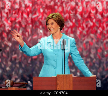 Foto di Shannon O'Brien/Cox News Service Slug: COX-GOP-MAIN01 NEW YORK...la First Lady Laura Bush affronta la Convention Nazionale Repubblicana martedì sera, 31 Agosto, 2004 al Madison Square Garden di New York City. (Foto di Shannon O'Brien/Cox News Service (Palm Beach post) FUORI PALM BEACH, Foto Stock