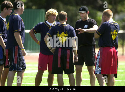 In Danville, California, Sabato, Agosto 21, 2004, ex San Francisco 49er il quarterback Steve giovani allenatori e gioca con junior e ragazzi di liceo partecipano in una bandiera del gioco del calcio messo su da Dublino, California, basato Teen di stima. Durante un adolescente stima fundraiser due genitori ha vinto un silenzioso au Foto Stock