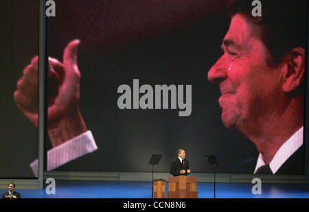 Foto di Shannon O'Brien/Cox News Service Slug: COX-GOP-MAIN02 NEW YORK...Michael Reagan, figlio del Presidente Ronald Reagan, indirizzi i delegati Mercoledì notte a Madison Square Garden a 2004 Convention Nazionale Repubblicana in New York City. (Foto di Shannon O'Brien/Cox News Service (Pal Foto Stock