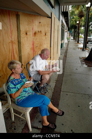 Sep 04, 2004; Melbourne FL, Stati Uniti d'America; uragano Frances, uno del più lento spostamento uragani in memoria, lumbered a terra sul litorale orientale della Florida sabato 4 settembre 2004 portando uragano vigore venti e piogge pesanti. Diane e Buddy McHugh, proprietari di Ye Olde & nuove curiosità Shop nel centro di Mel Foto Stock