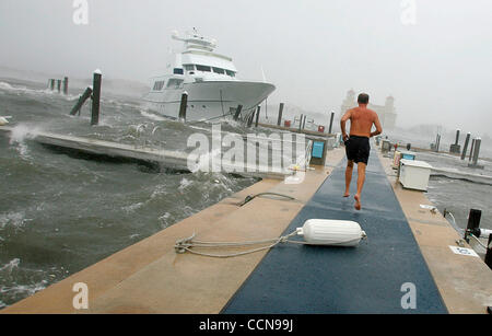 Sep 04, 2004; West Palm Beach, FL, Stati Uniti d'America; sto andando bere", ha detto Henning Heinemann, capitano di Explorer I, (in background) dopo che egli aveva di fissare nuovamente la .5 milioni, 105-piedi nave al Palm Beach Yacht Club e Marina. Lo yacht degenerï da esso iniziale di attracco a circa un miglio da th Foto Stock