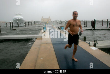 Sep 04, 2004; West Palm Beach, FL, Stati Uniti d'America; sto andando bere", ha detto Henning Heinemann, capitano di Explorer I, (in background) dopo che egli aveva di fissare nuovamente la .5 milioni, 105-piedi nave al Palm Beach Yacht Club e Marina. Lo yacht degenerï da esso iniziale di attracco a circa un miglio da th Foto Stock