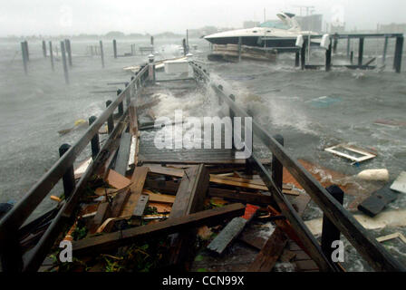 Sep 04, 2004; West Palm Beach, FL, Stati Uniti d'America; uragano Frances, uno del più lento spostamento uragani in memoria, lumbered a terra sul litorale orientale della Florida sabato 4 settembre 2004 portando uragano vigore venti e piogge pesanti. Foto Stock