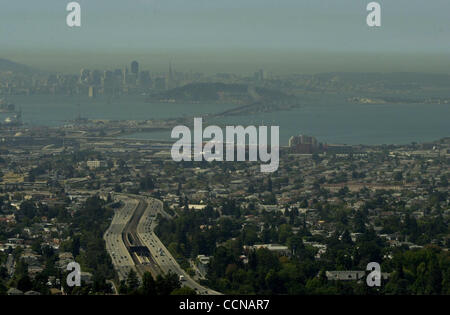 Su un 'Spare l' aria giorno uno strato di smog vola sopra il San Francisco costa come visto dalla Hiller Highlands a Oakland, in California martedì 7 settembre, 2004. Registrare le temperature sono attesi come la zona della baia di onda di calore continua. Fotografato (Sherry LaVars/volte) Foto Stock