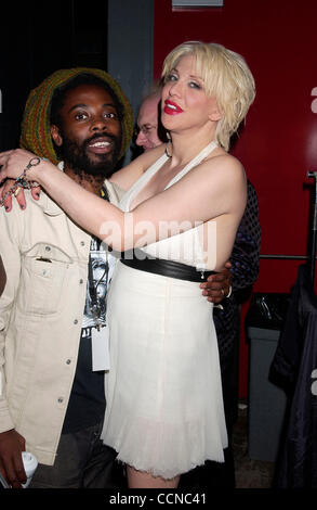 Sep 15, 2004; Las Vegas, NV, STATI UNITI D'AMERICA; esclusivo! Chiama per il prezzo! Celebrity parrucchiere JOHNNIE SAPONG e cantante Courtney Love dietro le quinte 2004 World Music Awards tenutosi presso la Thomas & Mack Center di Las Vegas. Credito: Foto di Paul Fenton-KPA/ZUMA premere. (©) Copyright 2004 by Paolo Fento Foto Stock