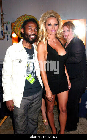 Sep 15, 2004; Las Vegas, NV, STATI UNITI D'AMERICA; esclusivo! Chiama per il prezzo! Celebrity parrucchiere JOHNNIE SAPONG e Pamela Anderson dietro le quinte 2004 World Music Awards tenutosi presso la Thomas & Mack Center di Las Vegas. Credito: Foto di Paul Fenton-KPA/ZUMA premere. (©) Copyright 2004 by Paolo Fenton-KPA Foto Stock