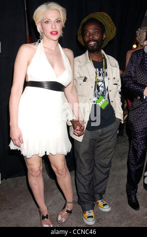 Sep 15, 2004; Las Vegas, NV, STATI UNITI D'AMERICA; esclusivo! Chiama per il prezzo! Celebrity parrucchiere JOHNNIE SAPONG con il cantante Courtney Love dietro le quinte 2004 World Music Awards tenutosi presso la Thomas & Mack Center di Las Vegas. Credito: Foto di Paul Fenton-KPA/ZUMA premere. (©) Copyright 2004 by Paolo Fent Foto Stock