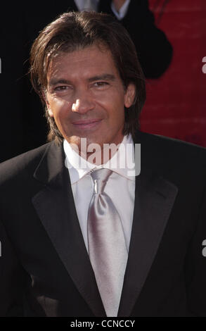 Sep 19, 2004; Los Angeles, CA, Stati Uniti d'America; Emmy 2004: ANTONIO BANDERES arrivando alla 56esima edizione degli Emmy Awards tenutasi presso lo Shrine Auditorium di Los Angeles. Credito: Foto di Paul Fenton-KPA/ZUMA premere. (©) Copyright 2004 by Paolo Fenton-KPA Foto Stock