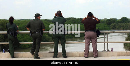 Stato/daily/ bordo mancante APTROL AGENTI: tenendo un occhio vigile dal di sopra del Los Indios Bridge U.S Pattuglia di Confine e gli agenti di polizia locale cercare fiume dove 2 frontiera usa agenti Patrol sono scomparse dal Domenica. DELCIA LOPEZ/personale Foto Stock