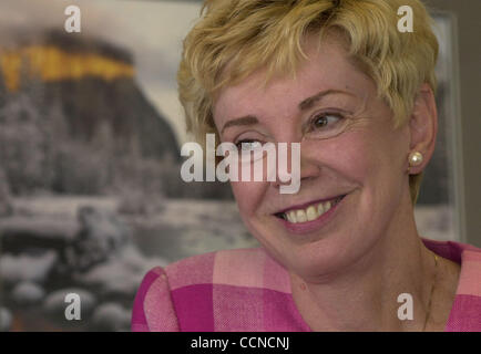 Il cancelliere Carol Tomlinson-Keasey parla del nuovissimo campus in U.C. sistema durante un'intervista Martedì, Settembre 14, 2004, presso la University of California campus in Merced, Calif. Dietro di lei è una fotografia di La Merced River che scorre attraverso il Parco Nazionale di Yosemite Valley. (Contra Costa Times/Bob Pepping) Foto Stock