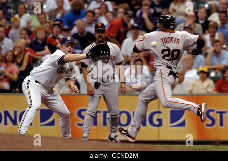 San Francisco Giants Michael Tucker, #20, bunts e battute di gettare al primo come Milwaukee Brewers prima base uomo Lyle Overbay, #11, attende la palla nel settimo inning del loro gioco su Mercoledì, 15 settembre 2004 a Miller Park di Milwaukee, Wisconsin. I Giganti Beat The Brewers 8-1. (Jose Carlo Foto Stock