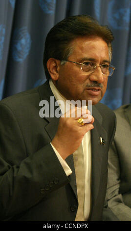 Il Sep 23, 2004; New York, NY, STATI UNITI D'AMERICA; Presidente del Pakistan Pervez Musharraf in occasione di una riunione durante la 59a sessione dell'Assemblea generale delle Nazioni Unite tenutasi presso la sede delle Nazioni Unite a New York. Foto Stock