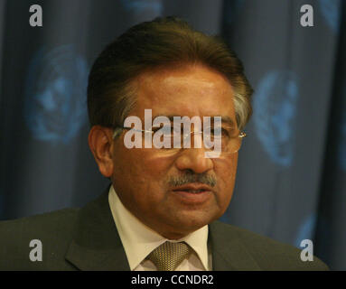 Il Sep 23, 2004; New York, NY, STATI UNITI D'AMERICA; Presidente del Pakistan Pervez Musharraf in occasione di una riunione durante la 59a sessione dell'Assemblea generale delle Nazioni Unite tenutasi presso la sede delle Nazioni Unite a New York. Foto Stock