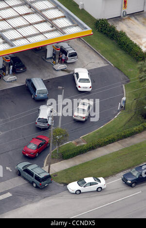 Sep 24, 2004; Stuart, Florida, Stati Uniti d'America; Cars line up per benzina in corrispondenza di una stazione di Shell per preparare l uragano Jeanne. Foto Stock