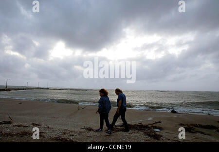 Set 25, 2004; Ft. Pierce, Florida, Stati Uniti d'America; Regina Ciacci (L) e Bill Keesler, di Fort Pierce, non si è lasciato uragano Jeanne perturbare i loro regolari Sabato mattina beachcombing viaggio al molo sud parco a sud Hutchinson Island in Fort Pierce. Hanno paura che non ci sarà più niente da questo tratto di bea Foto Stock